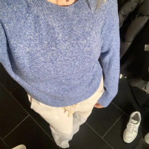 Stickad tröja  - Säljer denna populära tröja från Vero Moda, har aldrig andvänt, kontakta mig vid intresse😊💕