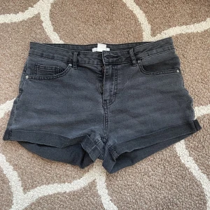 Jeansshorts - Midwaisted mörkgråa jeansshorts💕Knappt använda 