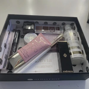 Box med massa oöppnat smink!! - Här finns bland annat fina ögonskuggor, borstar och ett läppstift! Gratis frakt!!