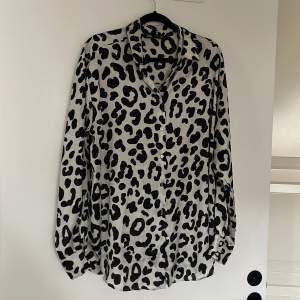 Skjorta i satin från Zara Fint skick Storlek: L