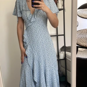 Sommarklänning - Säljer denna fina klänning som jag bara använt 1 gång. Köpt för ca 2 år sedan.