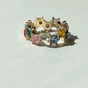 Ring multifärgad -  Använd någon gång. Mycket fint skick. 