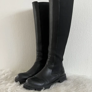 NA-KD- boots - Sparsamt använda na-kd boots. Storlek 38 Inköpspris 1.399kr