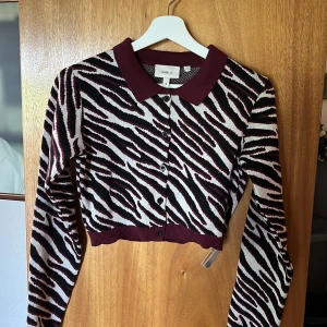 tröja - croppad tröja från Urban Outfitters. helt ny, aldrig använd 🤍