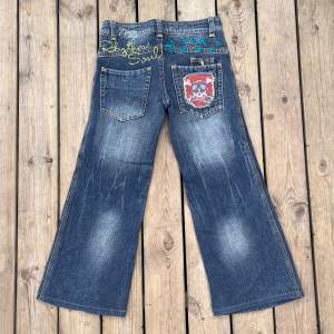 Riktigt fina y2k jeans med unika prints och detaljer Midjemått 38cm  Innerbens längd 64cm Ytterbenslängd 85cm