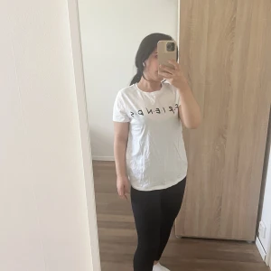 Vit T-shirt  - Vit friends t-shirt. Inte använt, nytt skick och prislappen är på! Bekväm och skön. Pris: 50 kr + frakt! Skriv för intresse. 