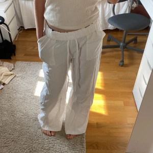 Vita linnebyxor - Säljer dessa skitsnygga linnebyxor då jag har flera. Aldrig använda precis ur paketet💞💞