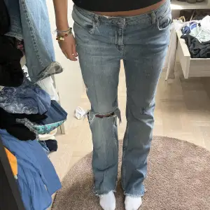 Säljer dessa gamla zara lågmidjade jeans som inte går att köpa längre, har ritat små detaljer ja tycker är coola, men tror de går bort i tvätten om så önskas😍 de är lågmidjade å bootcut 