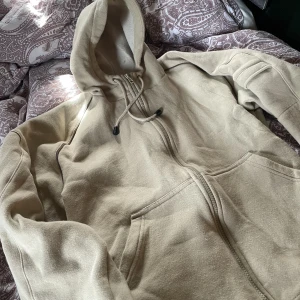 Vintage kofta - Bra kvalite, tjock i tyget, fickor på armarna, mjuk inuti. Hundar finns i hem därav tvättas allt innan paketering, skriv privat för mer frågor eller bilder! 💛