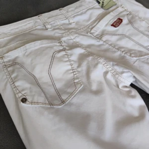 Lågmidjade miss sixty jeans  - Vita jeans från miss sixty, lågmidjade och straight.