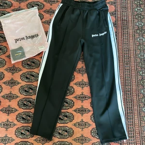 Palm angels byxor - Ett par helt nya Palm angels byxor i Strl L (passar M)