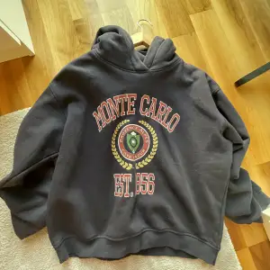 Hoodie i storlek S! Marinblå färg med häftigt tryck! Använd ca 5 gånger. Säljer pga att den tyvärr inte kommer till användning. 