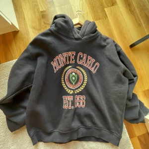 Cool hoodie!  - Hoodie i storlek S! Marinblå färg med häftigt tryck! Använd ca 5 gånger. Säljer pga att den tyvärr inte kommer till användning. 