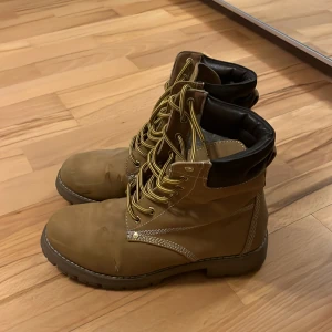 Skor - Leaners som jag nu säljer billigt för att bli av med dom då jag ej använder längre. Lite skadade. 