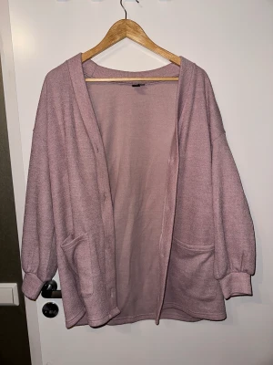 Rosa mjukis sett - Ett sett i damrosa färg, bilden snappar inte riktigt upp bilden, koftan har 3 knappar och är lite oversized.