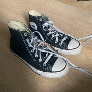 Converse - Säljer mina svarta converse! Köpta för 799 säljer för 250💕 Använda några ggr, om man tvättar dem ser dem nog ut som nya!😊