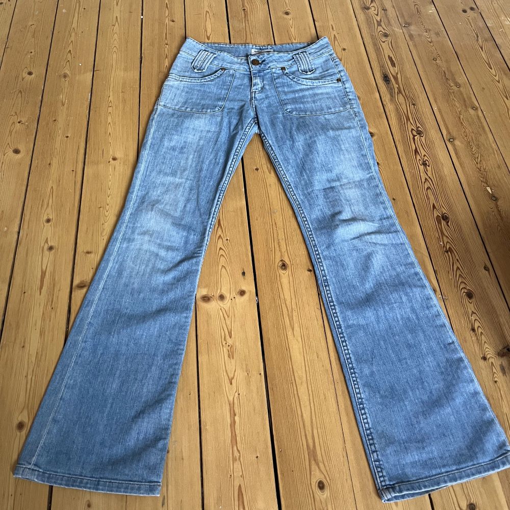 Väldigt snygga lågmidjade utsvängda jeans! Köpta här på Plick men var tyvär för stora för mig. . Jeans & Byxor.