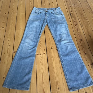 Lågmidjade jeans  - Väldigt snygga lågmidjade utsvängda jeans! Köpta här på Plick men var tyvär för stora för mig. 