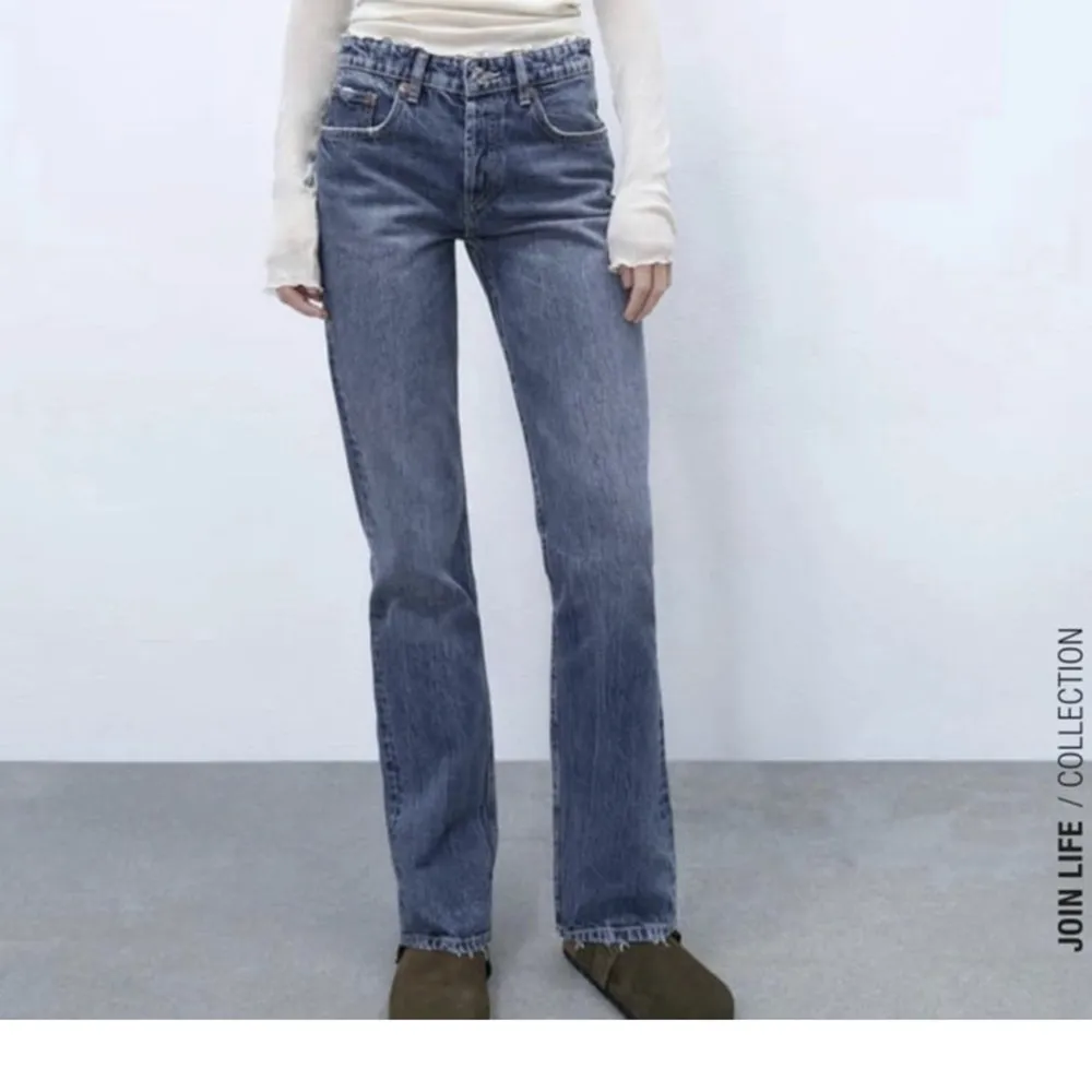 Blå midrise jeans från zara storlek 36! Jättebra skick❤️❤️❤️. Jeans & Byxor.