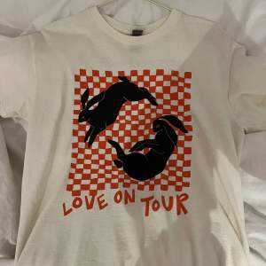 En nästan helt oanvänd tröja som är köpt på Harry Styles hemsida. Det är turnérröjan för Love on Tour 2021. Säljer endast eftersom jag måste ha råd med ny merch.. Skicka meddelande för fler bilder!💕