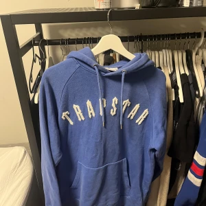 Trapstar hoodie - Trapstar hoodie som inte kommer till användning! Völdigt snygg och storlek M. Säljes för 1000kr