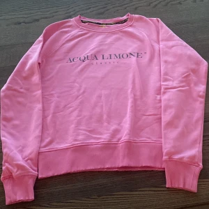 Tröja - Jag säljer en acqua limon tröja i storlek xs. Knappt använd och köpt för 1100. Köparen betalar frakten😁tryck inte på köp nu direkt!