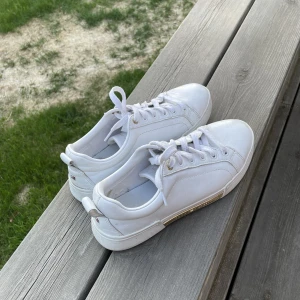 Tommy Hilfiger  - Tommy Hilfiger sneakers  Stl 37  Bra skick! 