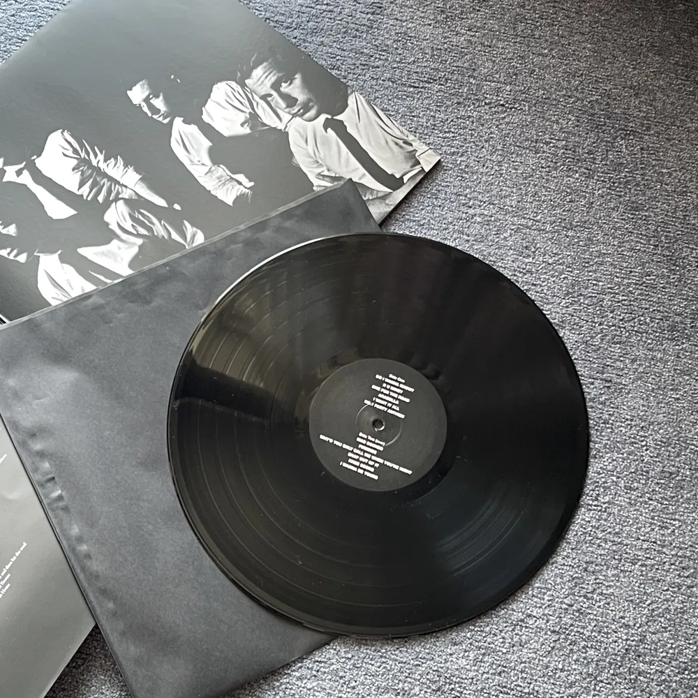 Säljer mitt vinyl-exemplar av Arctic Monkeys album ”AM” som jag köpte ny på Bengans och endast spelat ett fåtal gånger. Kan mötas upp i Söderköping eller Norrköping eller frakta 🖤. Övrigt.