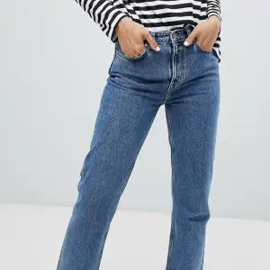 Mörkblåa jeans från Weekday 🤩 Storlek W25 L30. Knappt använda och i bra skick!  Tveka inte vid frågor, fler bilder & mått 😇 Köparen står för frakten (74kr)