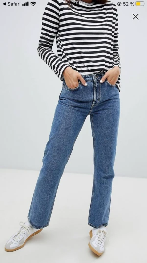 Weekday jeans  - Mörkblåa jeans från Weekday 🤩 Storlek W25 L30. Knappt använda och i bra skick!  Tveka inte vid frågor, fler bilder & mått 😇 Köparen står för frakten (74kr)