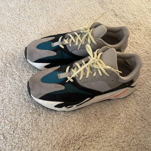 Yeezy Boost 700 Wave Runner - Inköpta på Paul & Friends 2018 för 3k. Använt skick men fortfarande riktigt fräscha och har många år kvar i sig. Box finns ej kvar men skickas välpackat. Kvitto finns