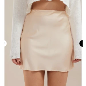 Satinkjol - Säljer denna superfina satinkjolen. Den är i nyskick då den inte passade mig💞💞 Nypris 400kr