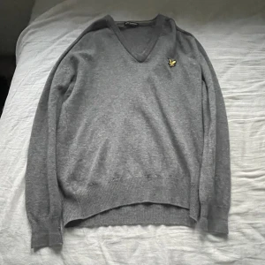 Lyle & Scott Tröja - En fin XL Lyle & Scott tröja. Inte använd ofta alls. Väldigt bra skick, inga fläckar mm. 