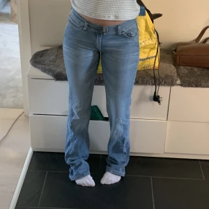 Lågmidjade jeans  - Jag säljer dessa fina lågmidjade jeans jag köpte second hand för ett tag sen😊, har andvänt dem fåtal gånger då jag tycker dem är lite för små vid låren och för långa i benen för mig som är runt 163 lång, skriv gärna om ni undra något mer💕💕