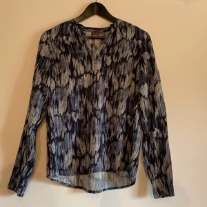 Blå mönstrad blus - Blå mönstrad blus från Ichi i storlek XS, men passar även S. 