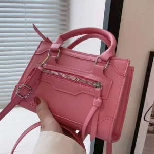 Rosa liten väska - Rosa liten väska med fack 