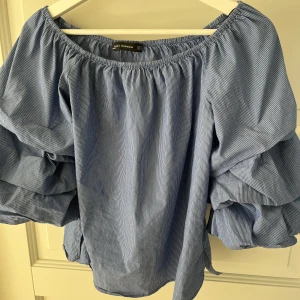 Blåvit blus med volang - Supersöt blus med volangärmar. Mycket bra skick och endast använd ett fåtal gånger. Skriv för fler bilder eller frågor 💓