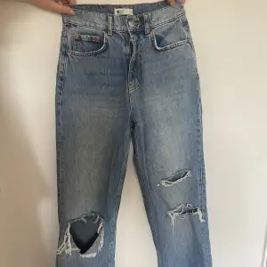Jeans från Ginatricot i storlek 34.