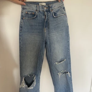 90’s jeans med hål - Jeans från Ginatricot i storlek 34.