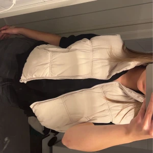 Beige väst - Beige väst från hm. Pris 100kr+ frakt