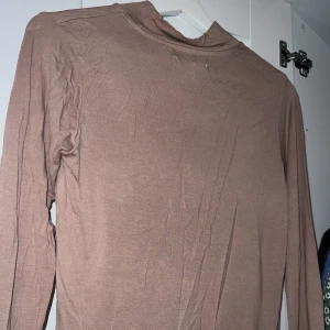 Polotröja  - Nyskick polotröja, storlek S från slay. Färgen beige 