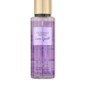 Parfym - Min underbara victoria secret parfym/body mist i doften live spell. Köpt för 300 och Innehåller 250ml. Den är aldrig andvänd pågrund av att jag är en person som är mer för söt doft🌸☺️