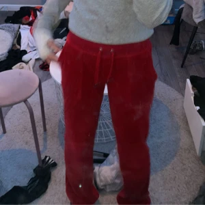 Röda juicy byxor stl xs - röda juicy byxor i bra skick, knappt använda. Storlek XS, dm för mer bilder 
