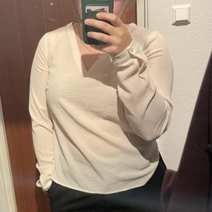 Ljusrosa blus - Ljusrosa blus från vila. Säljer då den är för liten. Använd enstaka tillfällen. Strl S