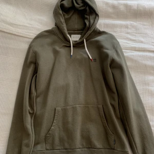 Les deux hoodie - En Les deux hoodie i fin grön färg, perfekt till sommaren. Storlek L, men lite mindre i storleken. 