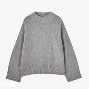 Säljer denna mysiga tröjan från Pull&Bear som verkligen är superskön 💕💕 Frakten ligger på 66 kr!