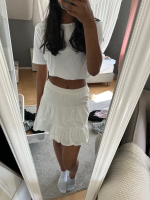 Kjol - Ny vit kjol ifrån Bershka i storlek XS