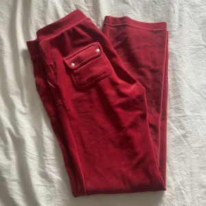 röda juicy couture byxor😻 - älskar dessa byxor men har aldrig haft användning för dem då de är för korta då jag är 174cm lång, hoppas de kommer till användning för någon annan!❤️ köpta från plick, knappt använda vad jag vet🥰