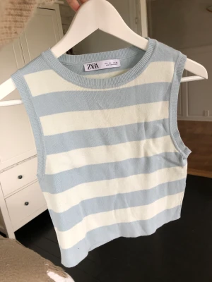 Topp zara - Topp från zara. Randig. Fin och skön.