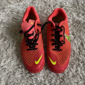 Fotbollsskor inomhus 41 - Fotbollsskor Nike för inomhus i fint skick. Storlek 41